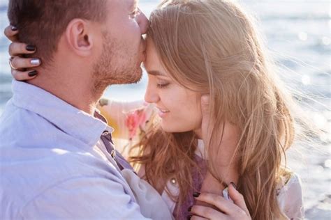 Poljubljanje, če je dobra kemija Spolni zmenki Kenema